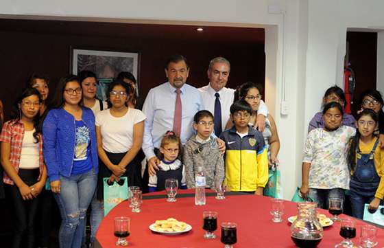 El Vicegobernador entregó anteojos a 28 niños de San Carlos, Seclantás y capital