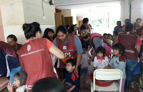 Médicos del Refuerzo Estival atienden a familias que asisten a los Centros de Primera Infancia