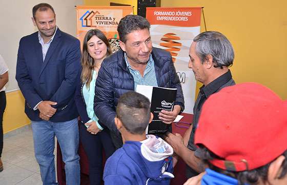 El Gobierno entregó viviendas a seis familias en Rosario de la Frontera