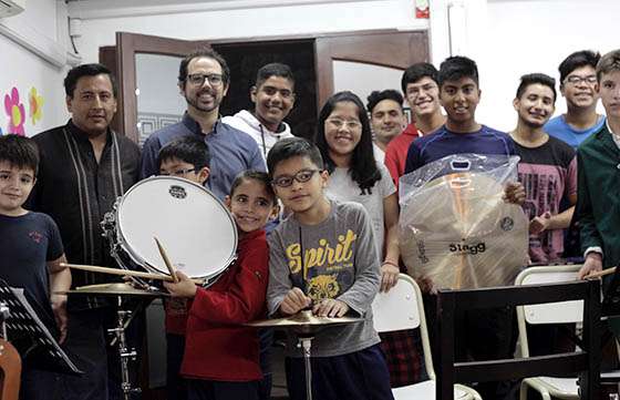 La Orquesta Sinfónica Infantil y Juvenil recibe instrumentos para sus estudiantes
