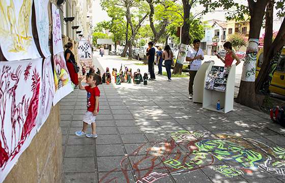 La Biblioteca copó la calle con una intervención callejera