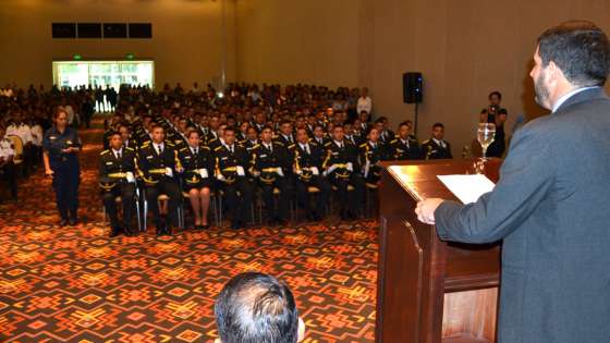 Oliver dio la bienvenida a los nuevos oficiales que ingresaron a la Policía
