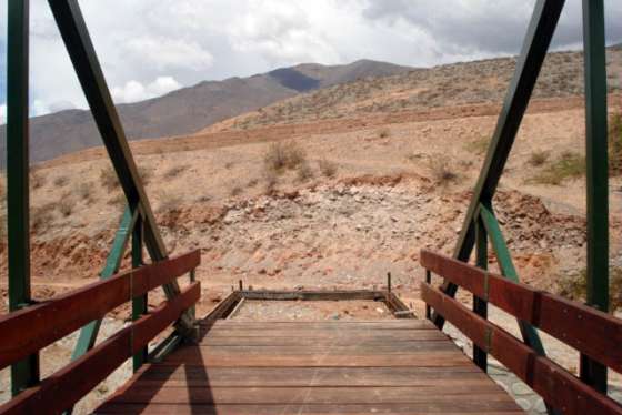 El Gobierno construye un puente sobre río Calchaquí, en La Poma