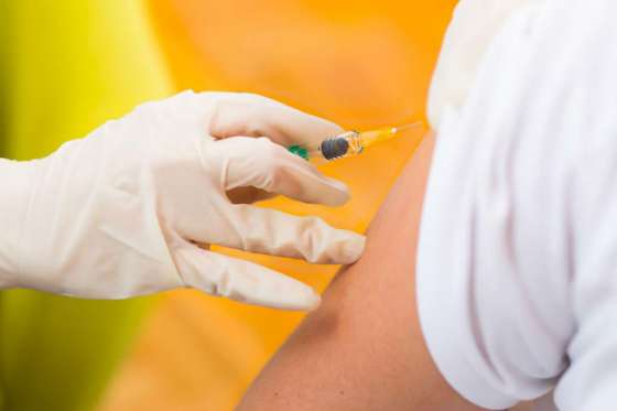 Se vacuna contra la fiebre amarilla a viajeros