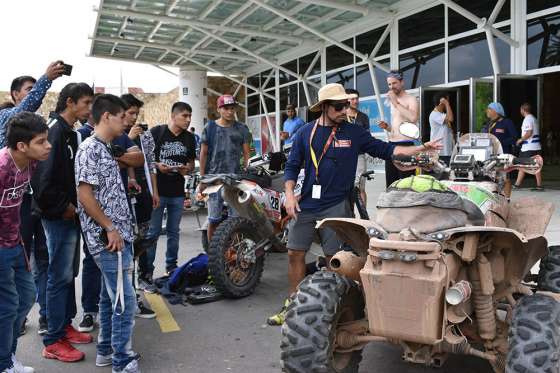 Estudiantes de Escuelas Técnicas y Centros de Formación Profesional visitaron el vivac del Dakar