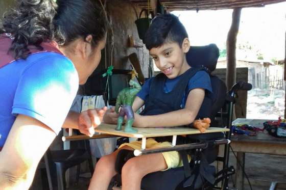 Niños con discapacidad reciben equipamiento ortopédico
