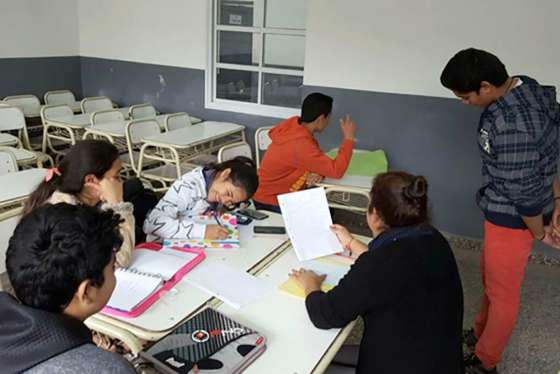 Educadores comunitarios brindan apoyo escolar para alumnos de nivel secundario