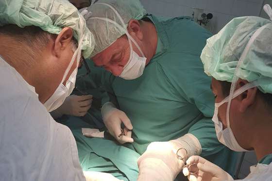 En Rosario de la Frontera se realizó una cirugía traumatológica de columna cervical