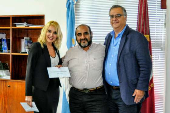 El Gobierno provincial entregó cheques por más de un millón de pesos a comunidades originarias