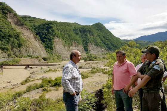 Funcionarios evaluaron daños en el puente de Los Toldos