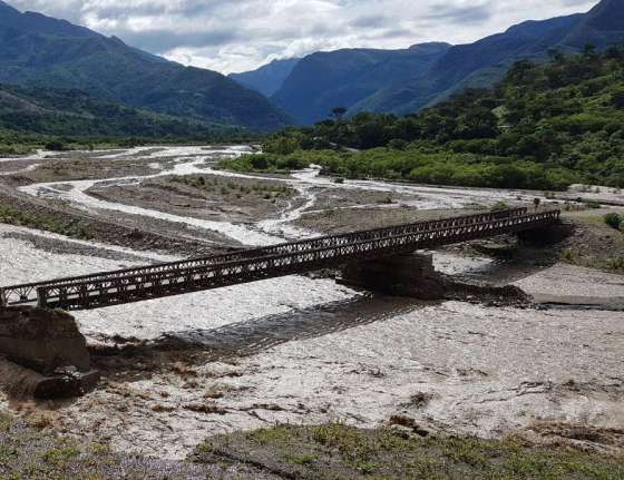 Continúan las tareas de Vialidad para reparar daño en acceso al puente de Los Toldos