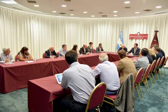 Urtubey y sus ministros planificaron las acciones de los próximos días en Santa Victoria Este y lugares afectados por el agua