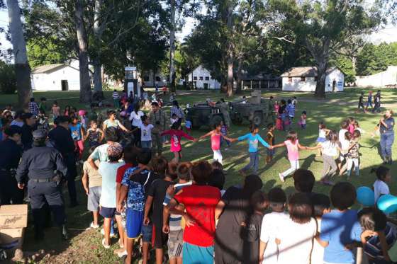 La Policía Comunitaria realiza actividades recreativas para niños evacuados