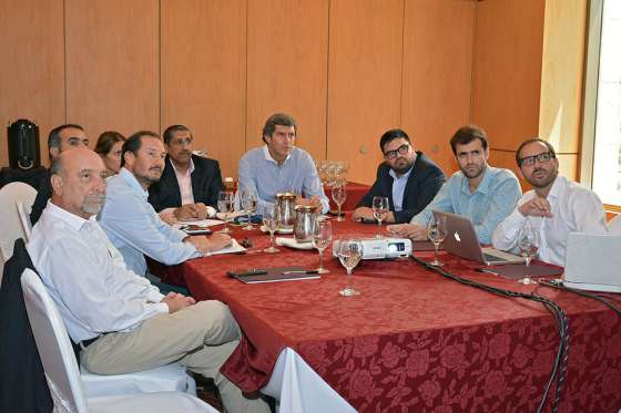 Funcionarios provinciales presentaron plan de obras de agua y cloacas a representantes del Fondo Kuwaití