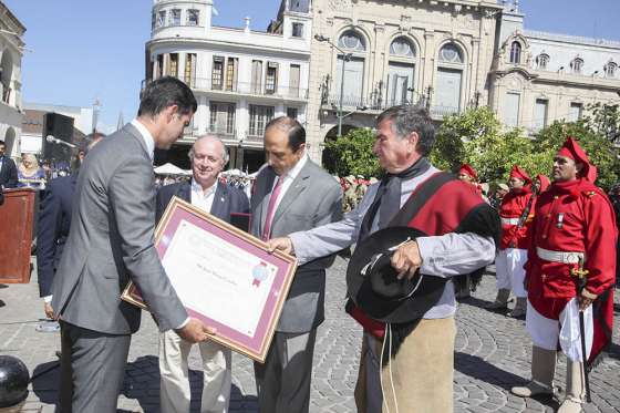 Urtubey recibió la medalla Tercera Defensa de Salta
