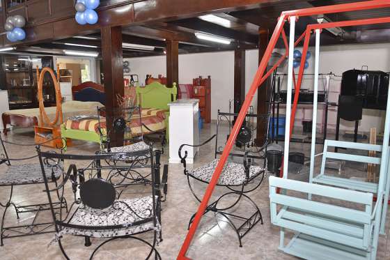 Exposición de muebles y productos de granja en el Servicio Penitenciario por su 77 aniversario