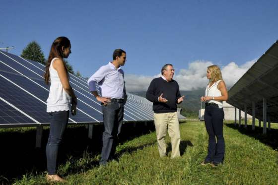 La ministra Paula Bibini visitó una granja avícola que desarrolla un proyecto de energía solar