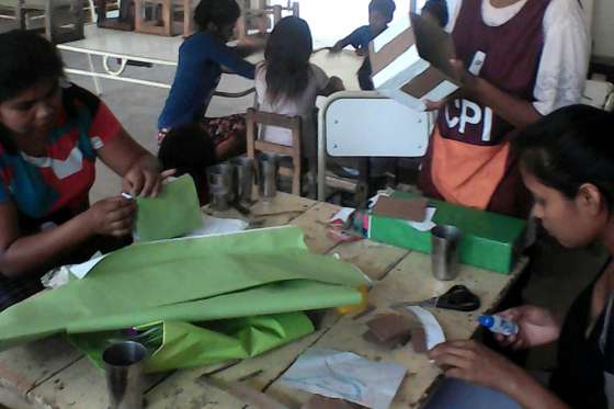 Madres de Misión Carboncito construyen juguetes para los niños de su comunidad