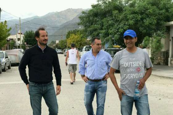 El ministro Saravia recorrió la obra de pavimentación en Cafayate
