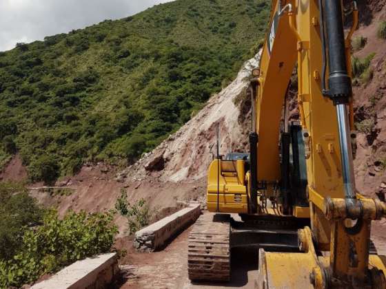 Vialidad continúa los trabajos para despejar derrumbe sobre la ruta 33