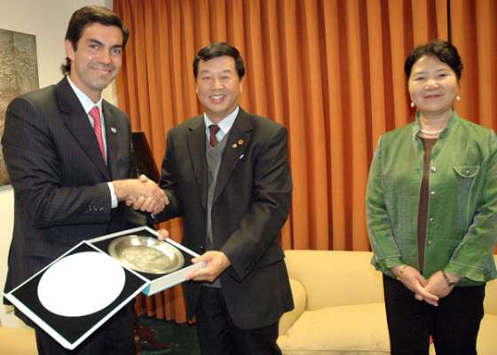 El embajador de China presentó sus saludos al Gobernador