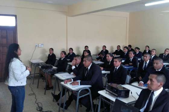 Seguridad capacita sobre estrategias educativas a aspirantes de la Policía