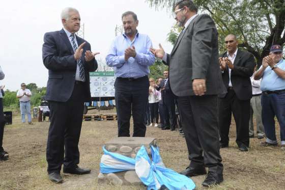 Isa encabezó la colocación de la piedra basal de un importante proyecto industrial en Colonia Santa Rosa