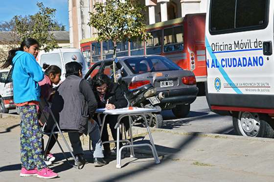 La oficina móvil del asesoramiento jurídico gratuito en Villa Mitre y Aguas Blancas