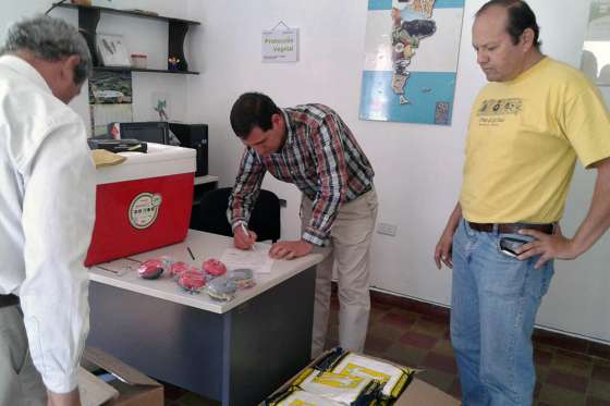 La Provincia entregó equipos para el control de la plaga de langostas en El Galpón y El Quebrachal - Joaquín V. González