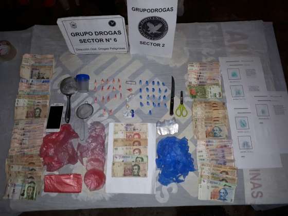 Investigados mediante una denuncia web,  fueron detenidos con  más de 100 dosis de droga