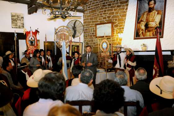 Isa entregó banderas de ceremonia a instituciones de la Provincia