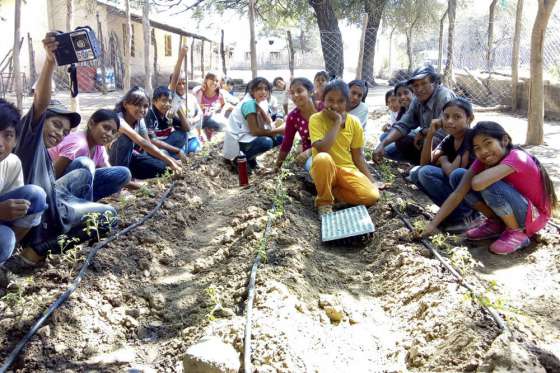 Alumnos de Misión Wichi producen frutas y verduras en una huerta comunitaria
