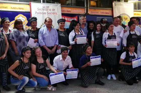 En Mosconi 45 alumnos recibieron su certificado de asistente gastronómico en cocina general