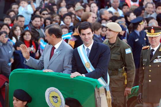 Una multitud asistió al desfile cívico militar que cerró la jornada del 25 de Mayo 