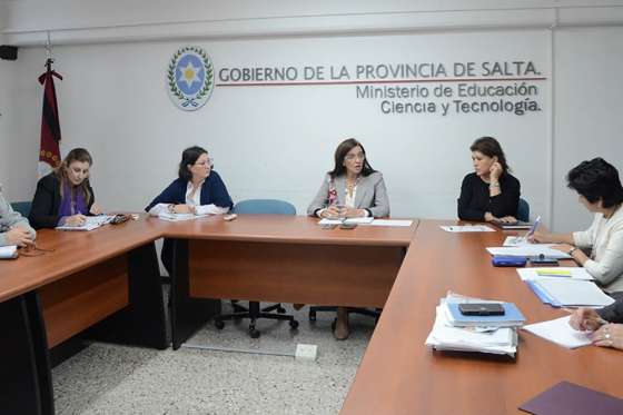 Educación trabaja en estrategias para evaluar el impacto de las capacitaciones docentes
