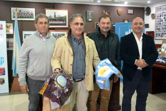 El Vicegobernador entregó banderas de ceremonia a los clubes de rugby de Salta