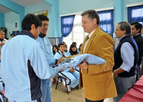 Entregaron indumentaria a los deportistas que representarán a Salta en los Trasandinos 2010  
