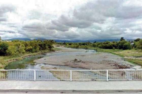 El Ministerio de Producción realiza tareas de educación, sensibilización ambiental en el río Arenales