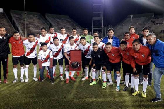El Gobierno entregó una distinción al club River de Embarcación