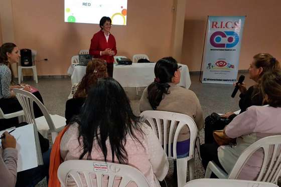 Vecinos se capacitan para enriquecer el trabajo barrial en red