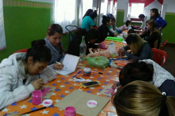Padres de la zona sudeste participan en talleres de armado de juguetes