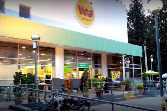 Defensa del Consumidor multó a súper Vea por vender productos vencidos