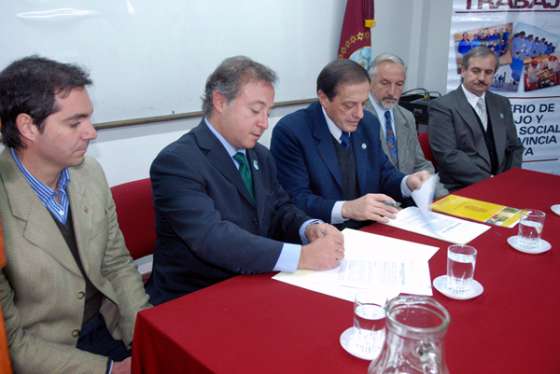 Trabajo firmó un convenio con la UNSa para realizar estudios laborales 