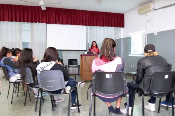 Los talleres para adolescentes promueven un espacio comunitario de aprendizaje y reflexión