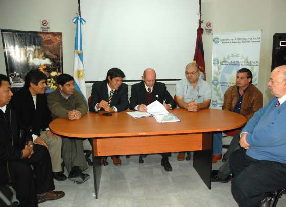 Ambiente firmó con municipios convenios para la gestión de residuos