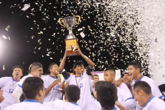 Ceferino levantó la copa de campeón en el Fútbol de los Barrios