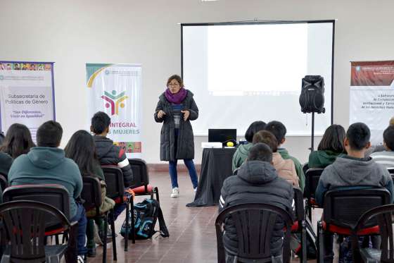 Estudiantes se comprometen con la prevención de la violencia de género