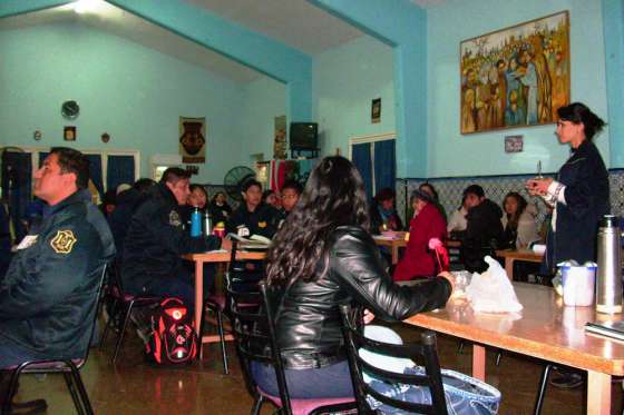 Operadores de instituciones que trabajan con niños son capacitados en crianza positiva