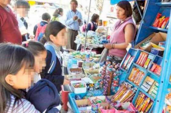 Defensa del Consumidor alerta sobre la comercialización de golosinas con forma de cigarrillo