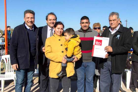 Cinco familias de El Quebrachal recibieron su vivienda
